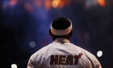 开云体育中国官网-街道为幕，极限为灯，戈贝尔的舞台法则与F1之夜的交响