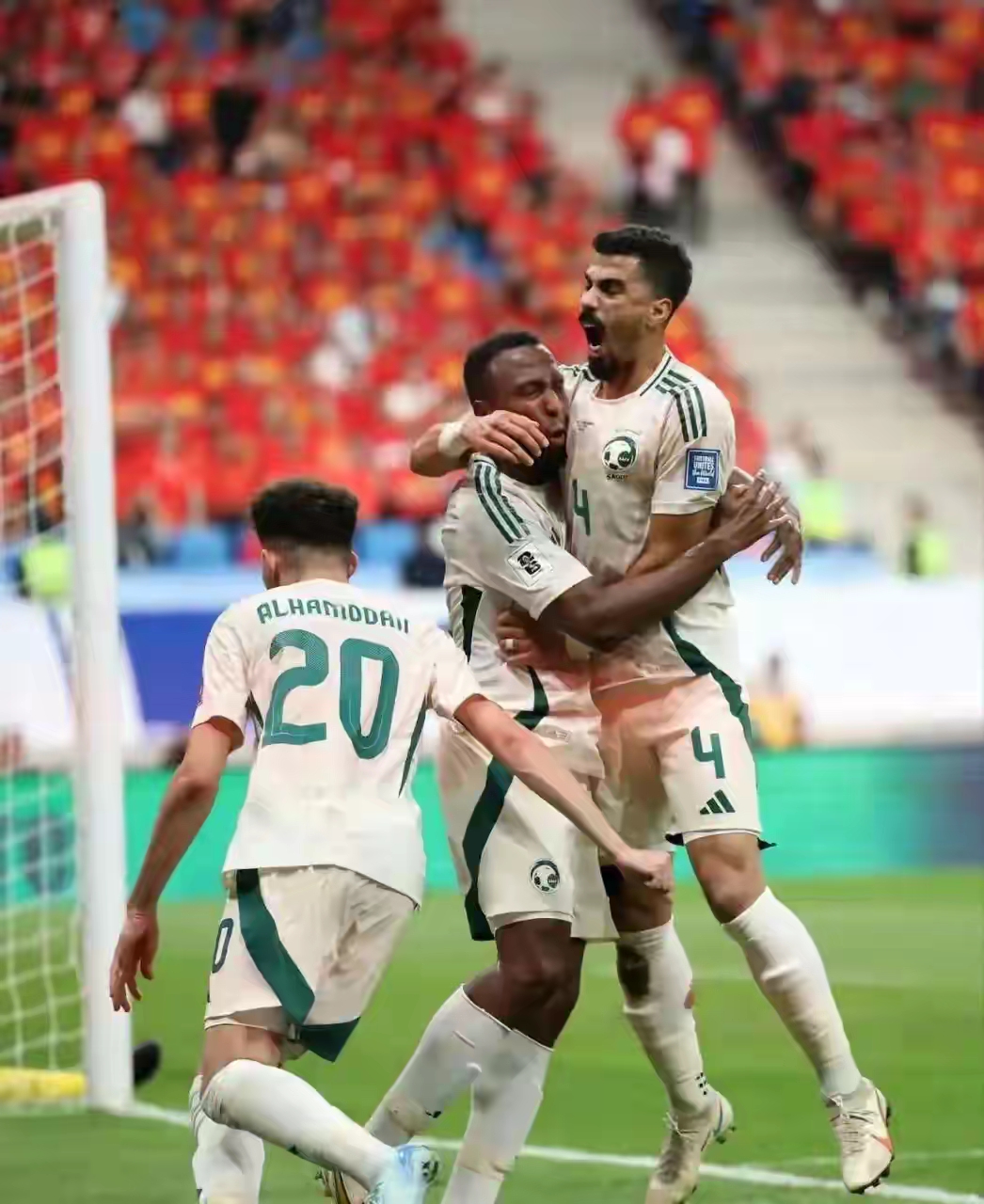 沙尔克客场输球，遭到对手反击