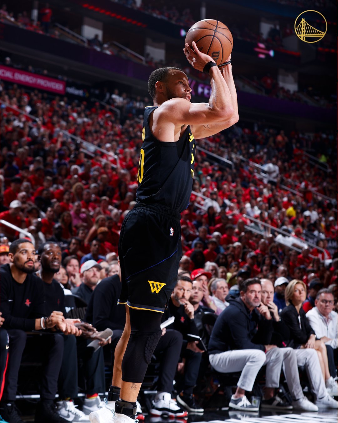 勇士内线防守稳固，有效遏制对手攻势的简单介绍