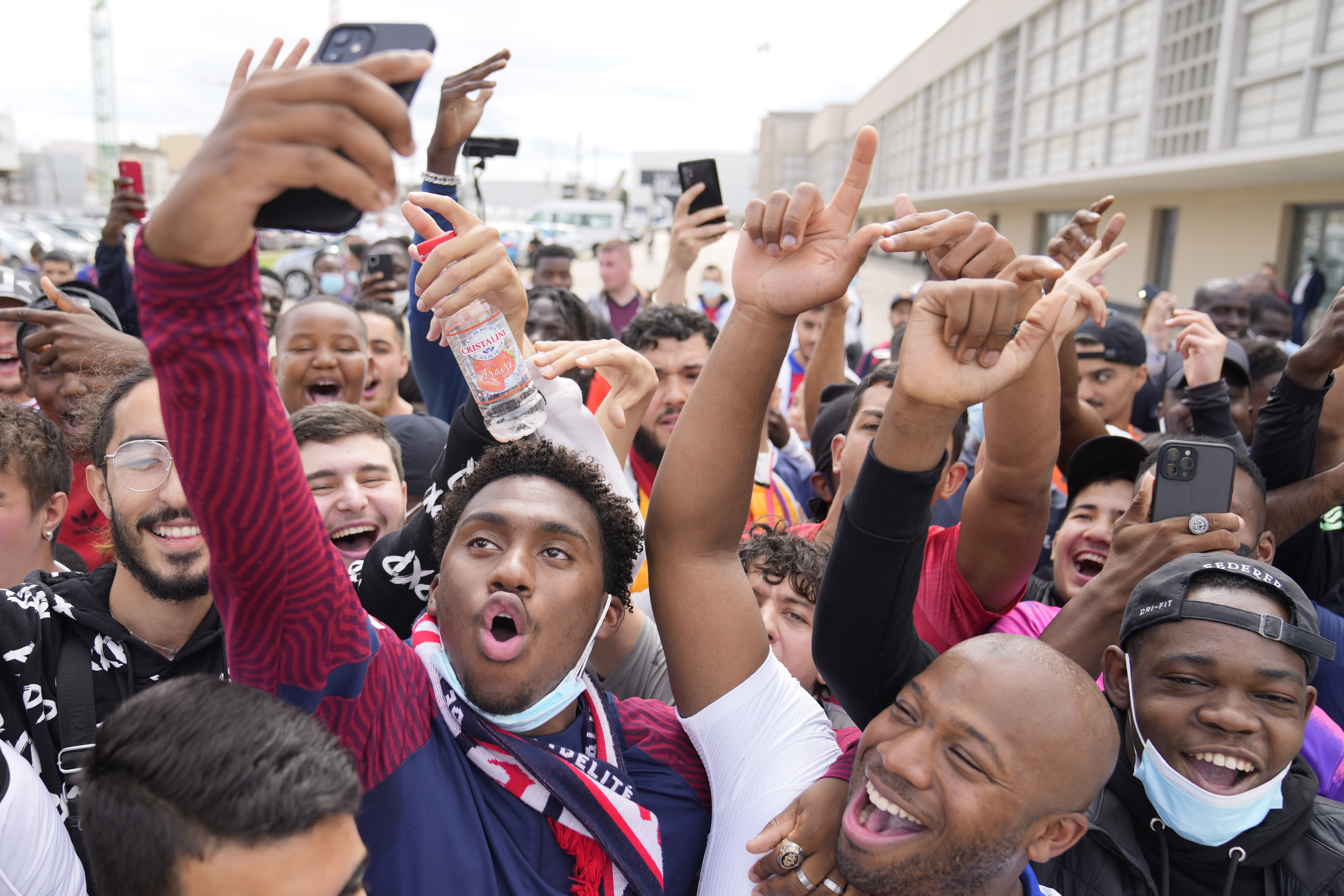 关于欧洲足球盛会引发球迷狂热，掀起一片热潮的信息